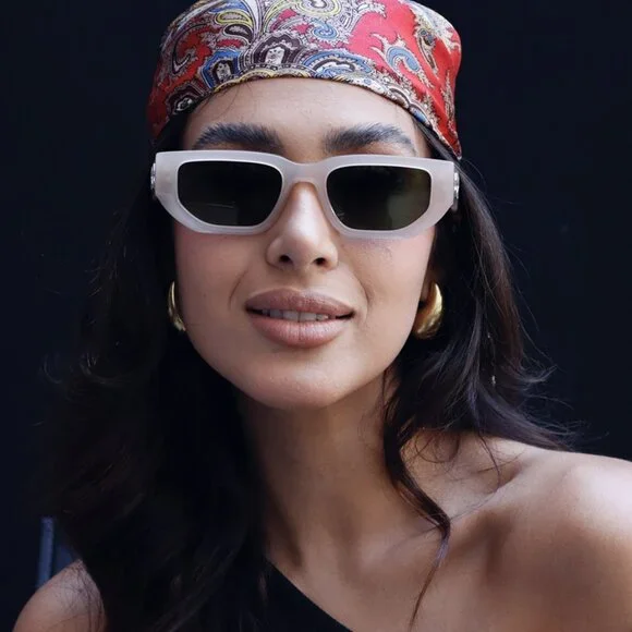 Off-White GREELEY Sunglasses – Beige Frame Green LensesModel  display picture 3